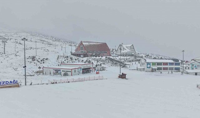 Türkiye'nin en ekonomik kayak tesisi beyaza büründü