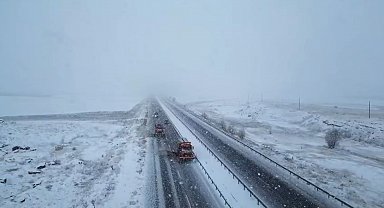 Turuncu kaplanların Bayburt-Gümüşhane yolunda karla mücadelesi sürüyor