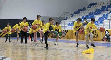 Ücretsiz Basketbol Kursları çocuklara hem spor hem gelecek sunuyor