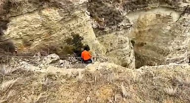 Uçurumda mahsur kalan köpeklerini halatla inerek kendi imkanlarıyla kurtardılar