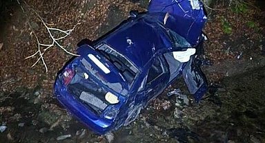 Uçurumdan yuvarlanan otomobilden 3 kişi sağ çıktı