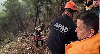 Uçurumdan yuvarlanan sürücüyü AFAD ve itfaiye ekipleri kurtardı