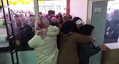 Ucuzu gören kadınlar ezilme tehlikesi atlattı