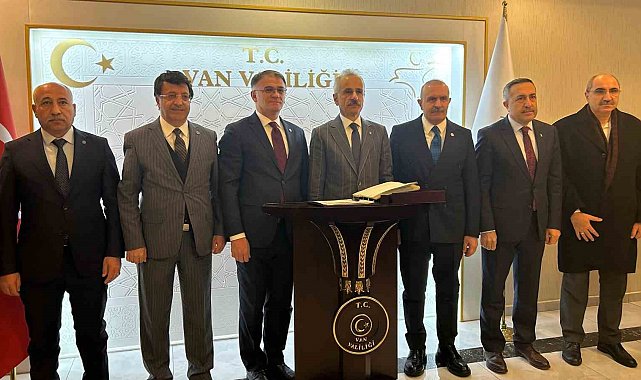 Ulaştırma ve Altyapı Bakanı Uraloğlu, Van'a geldi