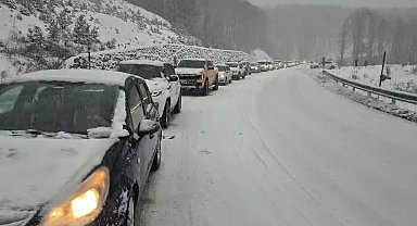 Uludağ'da trafik çilesi, kilometrelerce kuyruk oluştu