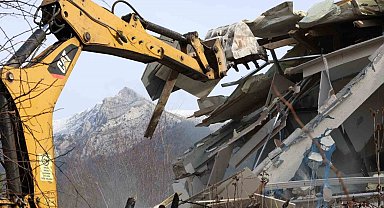 Uludağ'ın güzelliklerini mahveden yapılar yerle bir edildi