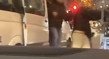 Ümraniye'de servis şoföründen kağıt toplayan kişiye yumruk