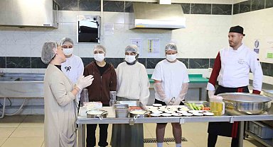 Üniversite öğrencileri Eskişehir'in yöresel lezzetleri için mutfağa girdi