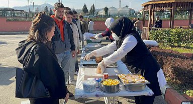 Üniversite öğrencileri hamsi festivaliyle moral depoladı