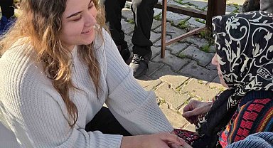 Üniversiteli gençler, yaşlı çınarları unutmadı