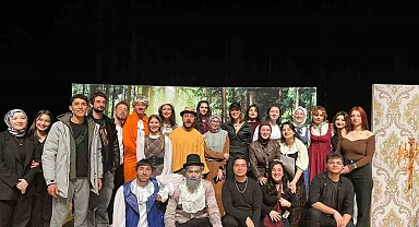 Üniversiteli gençlerin 'Zoraki Hekim' oyunu ayakta alkışlandı