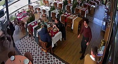 Ünlü sanatçı Cahit Berkay, kullandığı araçla restorana daldı