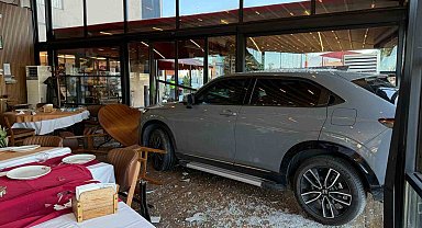 Ünlü sanatçı Cahit Berkay'ın aracıyla daldığı restoranın işletmecisi o anları anlattı