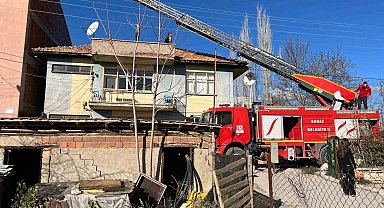 Uşak'ta evin çatısında çıkan yangın paniğe neden oldu