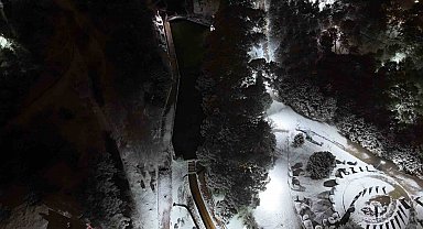 Uşak'ta mevsimin ilk karı yağdı: Beyaza bürünen kent böyle görüntülendi