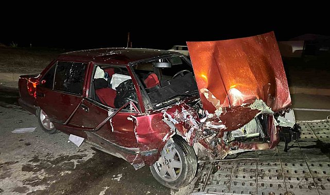 Uşak'ta otomobil ile hafif ticari araç çapıştı: 6 yaralı