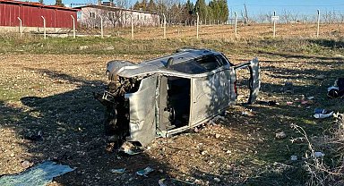 Uşak'ta otomobil tarlaya devrildi: 1'i bebek 5 yaralı