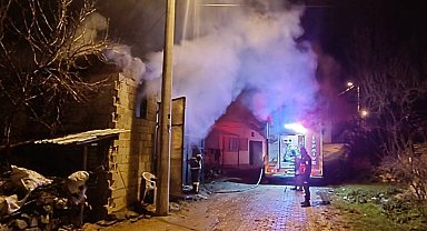 Uşak'ta samanlıkta çıkan yangında 5 koyun telef oldu