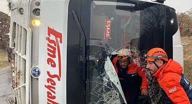 Uşak'ta yolcu taşıyan midibüs yan yattı: 5 yaralı