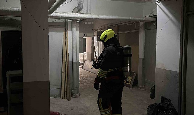 Üst katları otel olarak kullanılan iş merkezinde çıkan yangın ekipleri harekete geçirdi