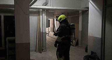 Üst katları otel olarak kullanılan iş merkezinde çıkan yangın ekipleri harekete geçirdi