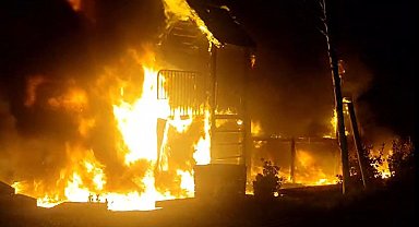 Üşümemek için ateş yaktılar, çocuk parkını küle çevirdiler