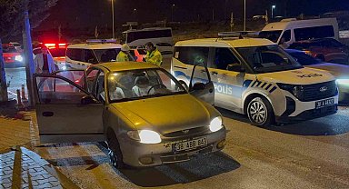 Uygulamada görevli polise çarpıp kaçtılar: 4 gözaltı