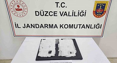 Uyuşturucu maddeyi peçeteye emdirip ayakkabısına saklamış