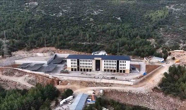 Vali Akbıyık, çevre dostu yeni binayı inceledi