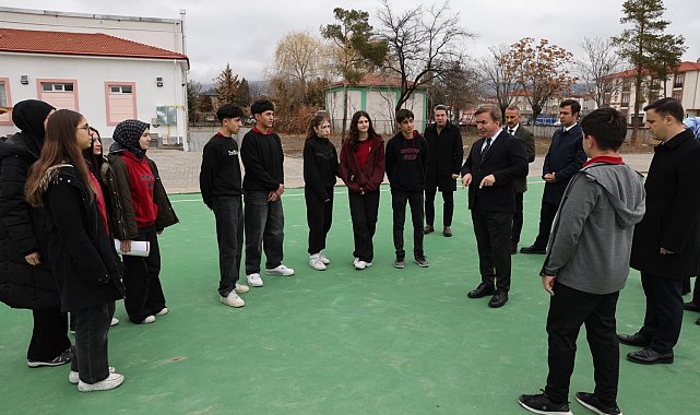 Vali Aydoğdu, Erzincan Lisesi'nde kauçuk zeminli spor alanını inceledi