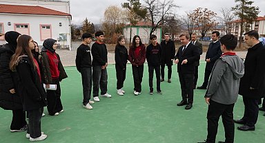 Vali Aydoğdu, Erzincan Lisesi'nde kauçuk zeminli spor alanını inceledi