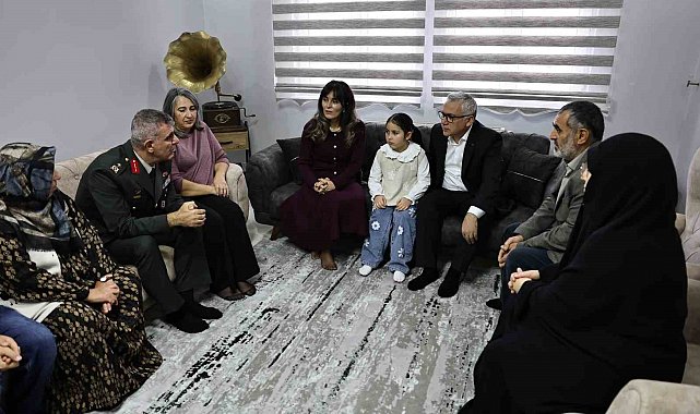 Vali Şimşek babası asker olan minik Gökçe'yi daveti üzerine evinde ziyaret etti