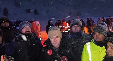 Vali Turan Ergün: "Çığ altındakileri bulmak için çalışmalar yarın sabah yeniden başlayacak"