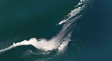 Van Gölü yüzeyindeki köpüklenme şaşırttı