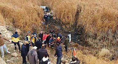 Van'da araç bataklığa uçtu: 5 yaralı