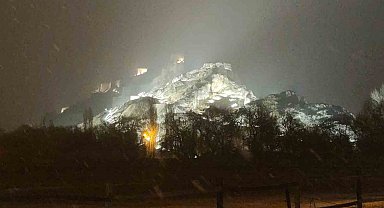 Van'da beklenen kar geldi: Kent merkezi beyaza büründü