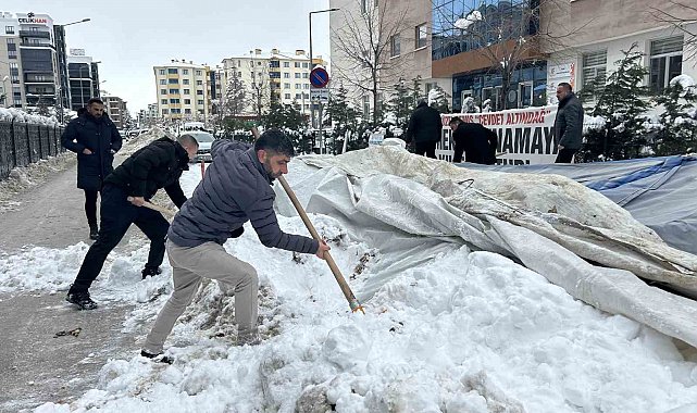 Van'da işten çıkarılan işçilerin eylem çadırı kar yağışı nedeniyle çöktü