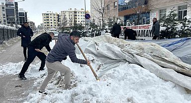 Van'da işten çıkarılan işçilerin eylem çadırı kar yağışı nedeniyle çöktü