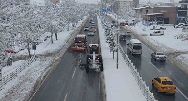 Van'da kar yağışı hayatı olumsuz etkiliyor