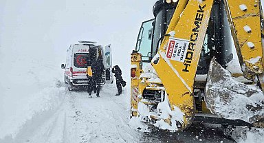 Van'da kar yağışı ulaşımı aksattı: Sağlık ve belediye ekipleri alarma geçti