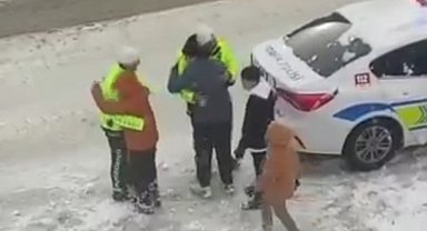 Van'da yürekleri ısıtan görüntüler: Trafik polisleri çocuklarla kartopu oynadı