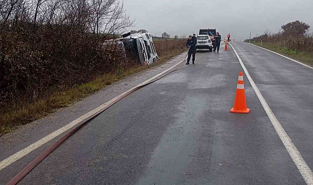 Vize-Soğucak Köyü yolunda petrol tankeri devrildi