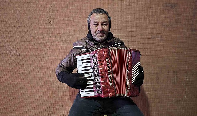 Yağmur, soğuk demeden enstrümanını çalıyor