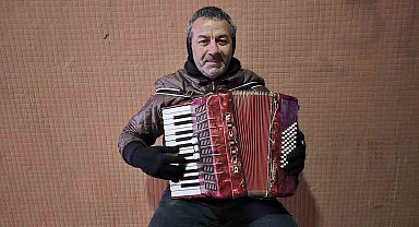 Yağmur, soğuk demeden enstrümanını çalıyor