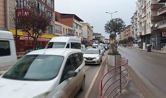 Yalova'da köprülü kavşakta çalışma nedeniyle trafik yoğunluk