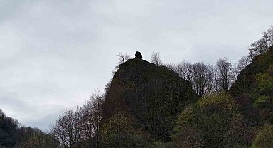 Yamaçtaki ilginç kaya dikkat çekiyor