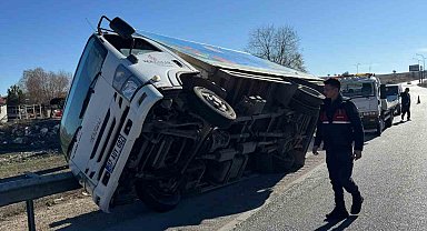 Yan yatan kamyonette 2 kişi yaralandı