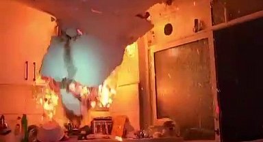 Yangında tavan çöktü, itfaiye ekipleri ölümden döndü... O anlar kameraya yansıdı