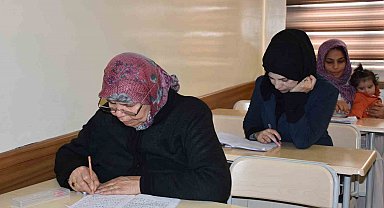 Yanlış otobüse binmemek için 65 yaşında okuma-yazma öğrendi