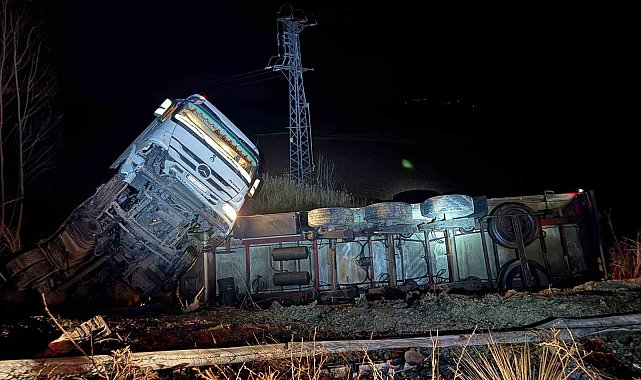 Yaralıya yardım etmek istedi, emniyet şeridindeki otomobiline ticari araç çarptı: 4 yaralı
